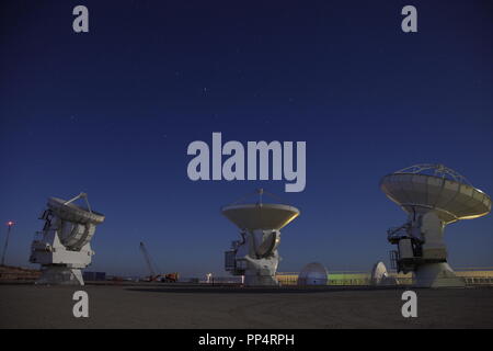 Die ESO ALMA Radio Antennen bei Nacht Stockfoto