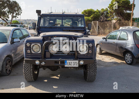 Stadt Valleta, Malta, Europa. Land Rover im city street, urban. Reisebilder 2018 September. Stockfoto