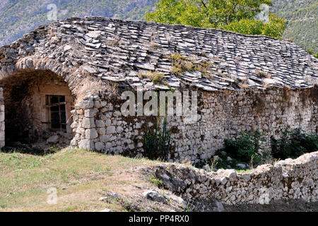 Alte mittelalterliche Gebäude aus Stein mit Verbrettert Fenster Stockfoto