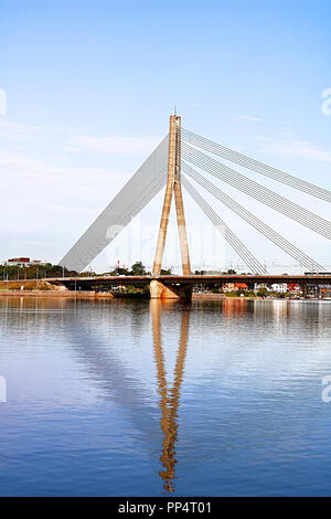 Die vansu Brücke in Riga ist eine Schrägseilbrücke, die den Fluss Daugava in Riga, Lettland Kreuze Stockfoto