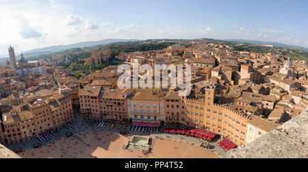 Panorama Blick auf Siena und die Piazza Del Campo von der Torre del Mangia, Siena, Italien Europa Stockfoto