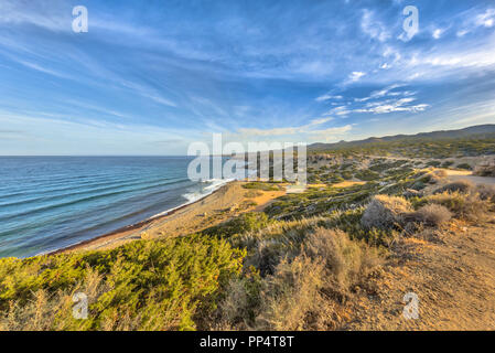 Akamas Halbinsel Küste auf der Insel Zypern. Dieser Nationalpark ist ein semi-ariden Klima und Vegetation. Seeschildkröten legen ihre Eier am Strand Stockfoto