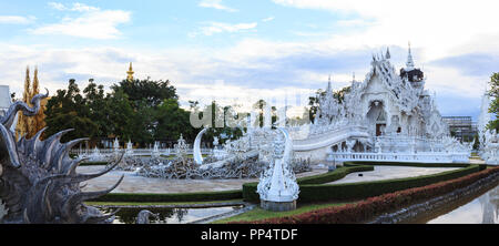 Chiangrai, Thailand - September 01, 2018: Wat Rong Khun (weiße Tempel) ist eine der beliebtesten Sehenswürdigkeiten Touristen in Thailand besuchen, mit modernen Stockfoto
