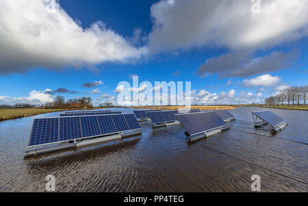 Gruppe von Sonnenkollektoren floating auf offenen Gewässern können stellen eine ernsthafte Alternative zu Boden Solaranlagen montiert Stockfoto