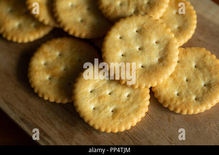 Knusprige Cracker auf Holzbrett Stockfoto