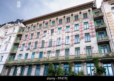 Fassade des Majolikahauses (Majolica) Haus Nr. 40 Linken Wienzeile (1899), Wien, Österreich. Architekt Otto Wagner Stockfoto