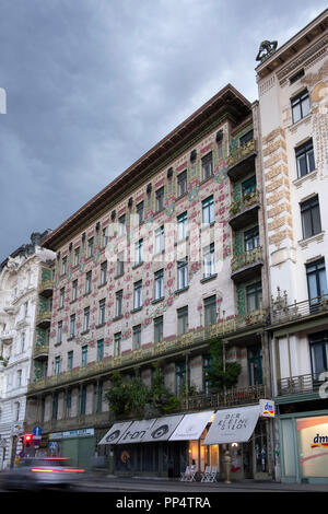 Fassade des Majolikahauses (Majolica) Haus Nr. 40 Linken Wienzeile (1899), Wien, Österreich. Architekt Otto Wagner Stockfoto