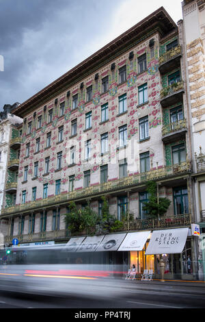 Fassade des Majolikahauses (Majolica) Haus Nr. 40 Linken Wienzeile (1899), Wien, Österreich. Architekt Otto Wagner Stockfoto