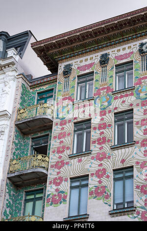 Fassade des Majolikahauses (Majolica) Haus Nr. 40 Linken Wienzeile (1899), Wien, Österreich. Architekt Otto Wagner Stockfoto