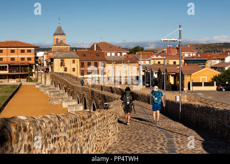 CAMINO DE SANTIAGO, Spanien - 8 August, 2018 - einige Pilger wandern auf dem Jakobsweg, in Hospital de Orbigo Stockfoto