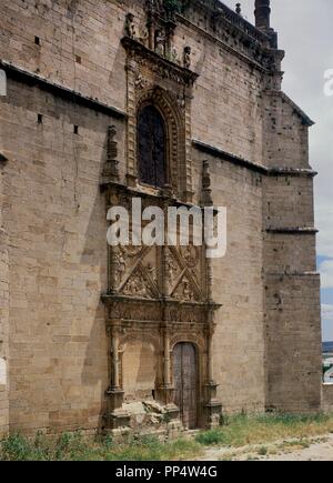 PUERTA DEL PERDON EN LA FACHADA OCCIDENTAL DE LA CATEDRAL DE CORIA - SIGLO XVI-ESTILO PLATERESCO. Autor: IBARRA, PEDRO DE. Lage: CATEDRAL DE SANTA MARIA DE LA ASUNCIÓN. Cória. CACERES. Spanien. Stockfoto