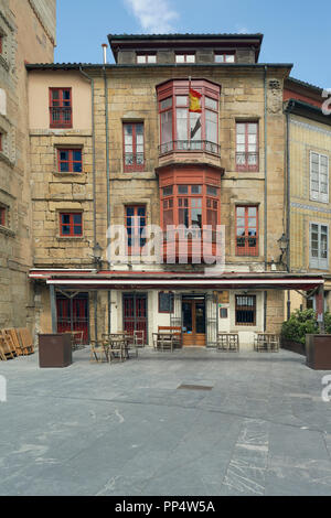 Altes Haus mit Wappen in der Nachbarschaft von Cimadevilla, Gijón, Asturien, Spanien, Europa Stockfoto