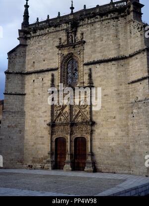 PUERTA DEL PERDON EN LA FACHADA OCCIDENTAL DE LA CATEDRAL DE CORIA - SIGLO XVI-ESTILO PLATERESCO. Autor: IBARRA, PEDRO DE. Lage: CATEDRAL DE SANTA MARIA DE LA ASUNCIÓN. Cória. CACERES. Spanien. Stockfoto