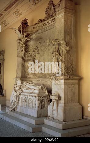 MAUSOLEO DE CANOVAS DEL CASTILLO - 1906 - MARMOL BLANCO - 800 x 740 x 278 cm. Autor: QUEROL SUBIRATS AGUSTIN. Lage: PANTEON DE HOMBRES ILUSTRES. MADRID. Spanien. Stockfoto