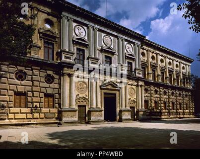 PALACIO DE CARLOS V-PORTADA PRINCIPAL DE LA FACHADA OCCIDENTAL - ARQUITECTURA RENACENTISTA. Autor: Machuca, Pedro. Lage: PALACIO DE CARLOS V. SPANIEN. Stockfoto