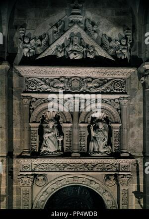 CUERPO SUPERIOR DE LA PUERTA DE ACCESO A LA SACRISTIA - ANUNCIACION - SIGLO XVI. Autor: Alava, JUAN DE. Lage: CATEDRAL - Interieur. SANTIAGO DE COMPOSTELA. Coruña. Spanien. Stockfoto