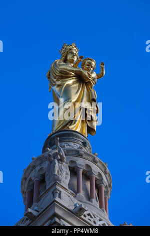 Goldene Statue von Maria und Kind vorne Blick auf die Basilika Notre-Dame de la Garde in Marseille im Süden Frankreichs. Stockfoto