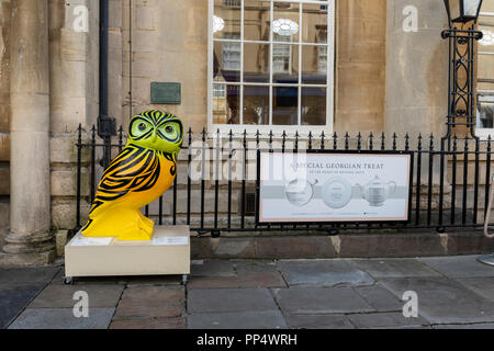 Clinkie Gejohle von Minerva's Eulen Badewanne Skulpturenweg außerhalb der Römischen Bäder Pumpenraum in Bath, England Stockfoto