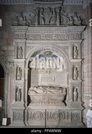 SEPULCRO DE DON FERNANDO DE ARCE OBISPO DE CANARIAS EN LA CAPILLA DE LOS ARCE DE LA CATEDRAL DE LA PINEDA - SIGLO XVI-ESTILO PLATERESCO. Lage: Catedral. Alcantud. Guadalajara. Spanien. Stockfoto