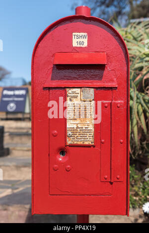 PRETORIA, SÜDAFRIKA, 31. JULI 2018: Einen historischen roten Briefkasten an der Voortrekker Monument am Monument Hill in Pretoria. Stockfoto