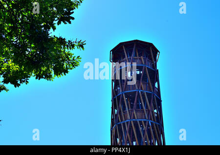 Nach oben Look-Out Turm von Sovata mit klaren blauen Himmel Stockfoto