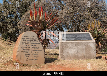 PRETORIA, SÜDAFRIKA, 31. JULI 2018: Informationen Plaketten und Aloe am Danie Theron Denkmal am Fort Schanskop in Pretoria. Stockfoto