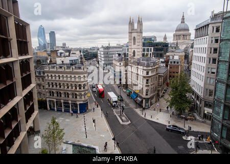 Blick nach Westen bis Queen Victoria Street in der City von London Stockfoto