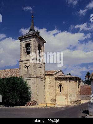 TORRE CAMPANARIO DEL S XVI Y ABSIDE ROMANICO DEL S XIII. Lage: IGLESIA DE SAN JUAN BAUTISTA. TALAMANCA DEL JARAMA. Spanien. Stockfoto