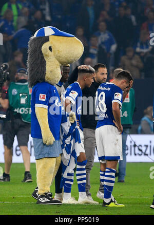 Veltins-Arena Gelsenkirchen Deutschland, 22.9.2018, die erste deutsche Bundesliga Saison 2018/2019 Spieltag 4, Schalke 04 (S04) vs FC Bayern München -------- Head Coach Domenico Tedesco (S 04, 2. v. re.) Komfort Amin Harit (S04) und Alessandro Schšpf (S04), dem Maskottchen Erwin Uhren Credit: kolvenbach/Alamy leben Nachrichten Stockfoto