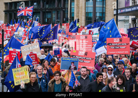 Liverpool, Großbritannien. 23. September 2018. Tausende Demonstranten marschierten durch das Stadtzentrum von Liverpool am Sonntag, September 23, 2018, fordert eine "Stimme" auf der abschließenden Brexit beschäftigen. Die Demonstration fällt mit dem Start der Labour Party Konferenz, die in der Stadt gehalten wird. © Christopher Middleton/Alamy leben Nachrichten Stockfoto