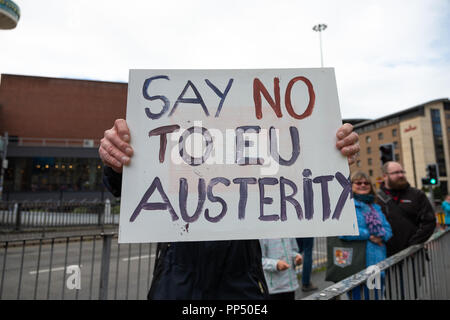 Liverpool, Großbritannien. 23. September 2018. Ein einsamer Anti-EU-Demonstrator mit einem Plakat, das ay Keine EU-Sparmaßnahmen' lesen. Tausende Demonstranten marschierten durch das Stadtzentrum von Liverpool am Sonntag, September 23, 2018, fordert eine "Stimme" auf der abschließenden Brexit beschäftigen. Die Demonstration fällt mit dem Start der Labour Party Konferenz, die in der Stadt gehalten wird. © Christopher Middleton/Alamy leben Nachrichten Stockfoto