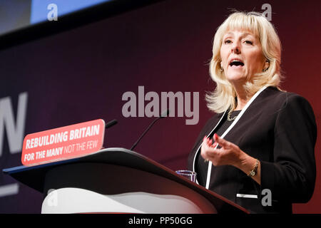 Liverpool, Großbritannien. 23. September 2018. Jennie Formby, neu gewählte Generalsekretär der Labour Party in der Labour Party Konferenz am Sonntag, den 23. September 2018 hielt an ACC Liverpool, Liverpool. Im Bild: Jennie Formby, nimmt auf der Bühne ihre erste Rede als Generalsekretär der Labour Party zu machen. Bild von Julie Edwards. Credit: Julie Edwards/Alamy leben Nachrichten Stockfoto