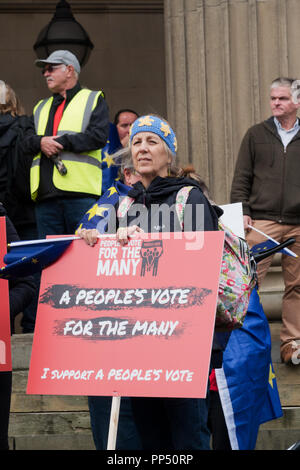 Liverpool, Großbritannien. 23. September 2018. Tausende von Menschen in Liverpool an der 'Völker Abstimmung März 'demonstrieren. Nach dem Sammeln in St Georges Hall Sie marschierten durch die Stadt zu einer Kundgebung an der Pier Head. Credit: Ken Biggs/Alamy Leben Nachrichten. Stockfoto