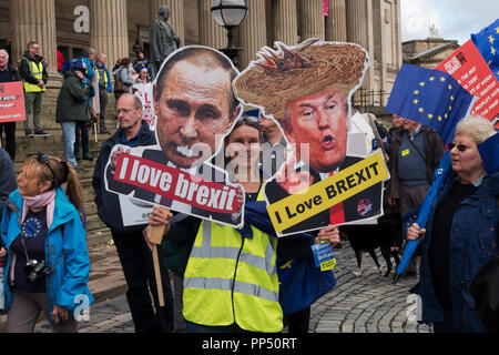 Liverpool, Großbritannien. 23. September 2018. Tausende von Menschen in Liverpool an der 'Völker Abstimmung März 'demonstrieren. Nach dem Sammeln in St Georges Hall Sie marschierten durch die Stadt zu einer Kundgebung an der Pier Head. Credit: Ken Biggs/Alamy Leben Nachrichten. Stockfoto