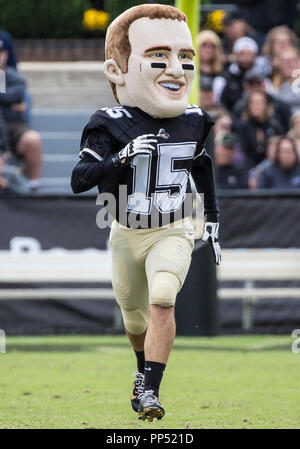 West Lafayette, Indiana, USA. 22 Sep, 2018. Purdue legenden Maskottchen Rennen während der NCAA Football Spiel Action zwischen dem Boston College Eagles und die Purdue Kesselschmiede an: Ross-Ade Stadium in West Lafayette, Indiana. Purdue besiegt Boston College 30-13. Johann Mersits/CSM/Alamy leben Nachrichten Stockfoto