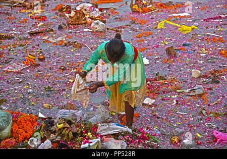 Allahabad, Uttar Pradesh, Indien. 23 Sep, 2018. September 23, 2018 - Allahabad, Uttar Pradesh/Indien: ein Mädchen sucht für Münzen und teure Metalle nach Anhänger tauchen Ganesha Götzen in einem Teich in der Nähe des Flusses Ganga am 11. Ganpati Festival, in Allahabad. Credit: Prabhat Kumar Verma/ZUMA Draht/Alamy leben Nachrichten Stockfoto