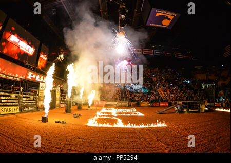 Fairfax, Virginia, USA. 22 Sep, 2018. Feuer und Feuerwerk Kick off in der ersten Nacht der Konkurrenz an EagleBank Arena in Fairfax, Virginia statt. Credit: Amy Sanderson/ZUMA Draht/Alamy leben Nachrichten Stockfoto