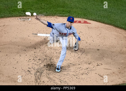 Washington, Vereinigte Staaten von Amerika. 21 Sep, 2018. New York Mets Krug Jacob deGrom (48) arbeitet im zweiten Inning gegen die Washington Nationals an den Angehörigen Park in Washington, DC am Freitag, 21. September 2018. Credit: Ron Sachs/CNP (Einschränkung: Keine New York oder New Jersey Zeitungen oder Zeitschriften innerhalb eines 75-Meilen-Radius von New York City) | Verwendung der weltweiten Kredit: dpa/Alamy leben Nachrichten Stockfoto