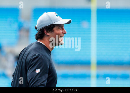 Charlotte, NC, USA. 23 Sep, 2018. Carolina Panthers linebacker Lukas Kuechly (59) Lacht während des Warm ups vor dem NFL matchup zwischen Cincnnati und Carolina an der Bank von Amerika Stadium in Charlotte, NC. (Scott Kinser/Cal Sport Media) Credit: Csm/Alamy leben Nachrichten Stockfoto