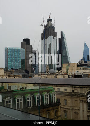 London, Großbritannien. 23. September 2018. Ansicht der Tower 42 und das Skalpell vom Dach von Bloomberg Europazentrale. Bloomberg Teil findet in der 26 London Open House Wochenende Bloomberg ist der europäische Hauptsitz ist die weltweit am meisten nachhaltiges Gebäude. Die Heimat der finanziellen Technologie und Information die Firma 4000 in London ansässige Mitarbeiter, das einzigartige Design fördert die Zusammenarbeit und Innovation. Stockfoto