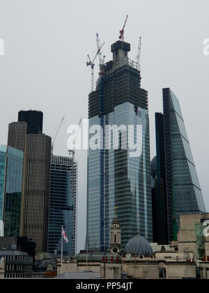 London, Großbritannien. 23. September 2018. Ansicht der Tower 42 und das Skalpell vom Dach von Bloomberg Europazentrale. Bloomberg Teil findet in der 26 London Open House Wochenende Bloomberg ist der europäische Hauptsitz ist die weltweit am meisten nachhaltiges Gebäude. Die Heimat der finanziellen Technologie und Information die Firma 4000 in London ansässige Mitarbeiter, das einzigartige Design fördert die Zusammenarbeit und Innovation. Stockfoto