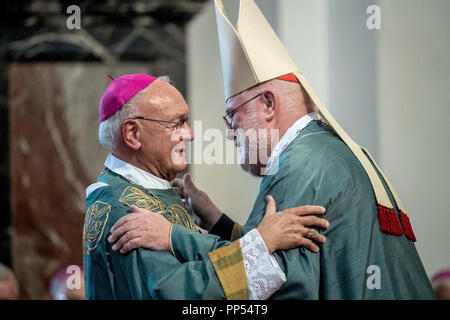 Fulda, Hessen. 23 Sep, 2018. Heinz Josef Algermissen (L), römisch-katholischer Bischof von Fulda, umarmen Kardinal Reinhard Marx, Vorsitzender der Deutschen Bischofskonferenz. War eine festliche Messe Service im Fuldaer Dom für den Abschied des langjährigen Bischof von Fulda statt. Die Predigt wurde vom Präsidenten der Deutschen Bischofskonferenz geliefert. Papst Franziskus hatte Rücktritt des Bischofs am 5. Juni 2018 angenommen. Credit: Andreas Arnold/dpa/Alamy leben Nachrichten Stockfoto