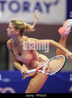 Tokio, Japan. 22 Sep, 2018. Camila Giorgi Italiens bietet einen Service gegen Naomi Osaka in Japan im Halbfinale der Toray Pan Pacific Open Tennisturnier in Tokio am Samstag, 22. September 2018. Osaka besiegt Giorgi 6-2, 6-3. Credit: Yoshio Tsunoda/LBA/Alamy leben Nachrichten Stockfoto