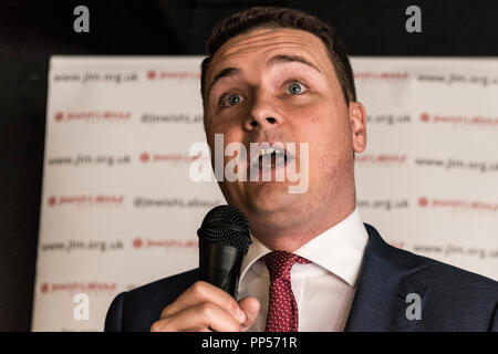 Liverpool, Großbritannien. 23. September 2018. Wes Streeting MP sprechen. Jüdische Arbeiterbewegung fringe Kundgebung an der Konferenz. Eine gepackte Zimmer, begrüßte viele Redner. Credit: Rena Pearl/Alamy leben Nachrichten Stockfoto