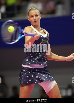 Tokio, Japan. 22 Sep, 2018. Karolina Pliskova Tschechien gibt die Kugel gegen Naomi Osaka in Japan während der Endrunde der Toray Pan Pacific Open Tennisturnier in Tokio am Sonntag, 23. September 2018. Pliskova besiegt Osaka 6-4, 6-4 und sicherte den Sieg des Turniers. Credit: Yoshio Tsunoda/LBA/Alamy leben Nachrichten Stockfoto