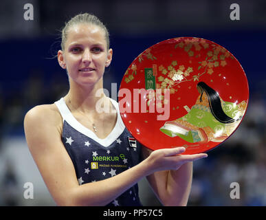 Tokio, Japan. 22 Sep, 2018. Karolina Pliskova der Tschechischen Republik hält die Trophäe der Toray Pan Pacific Open Tennisturnier in Tokio am Sonntag, 23. September 2018. Pliskova besiegt Naomi Osaka Japan 6-4, 6-4 im Finale. Credit: Yoshio Tsunoda/LBA/Alamy leben Nachrichten Stockfoto