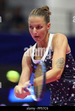 Tokio, Japan. 22 Sep, 2018. Karolina Pliskova Tschechien gibt die Kugel gegen Naomi Osaka in Japan während der Endrunde der Toray Pan Pacific Open Tennisturnier in Tokio am Sonntag, 23. September 2018. Pliskova besiegt Osaka 6-4, 6-4 und sicherte den Sieg des Turniers. Credit: Yoshio Tsunoda/LBA/Alamy leben Nachrichten Stockfoto