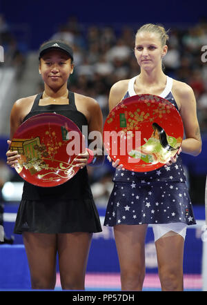 Tokio, Japan. 22 Sep, 2018. Karolina Pliskova Tschechien (R) und Naomi Osaka in Japan halten sie ihre Trophäen der Toray Pan Pacific Open Tennisturnier in Tokio am Sonntag, 23. September 2018. Pliskova besiegt Osaka 6-4, 6-4 und sicherte den Sieg des Turniers. Credit: Yoshio Tsunoda/LBA/Alamy leben Nachrichten Stockfoto