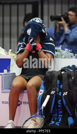 Tokio, Japan. 22 Sep, 2018. Naomi Osaka Japan deckt Ihr Gesicht mit einem Tuch während der Endrunde der Toray Pan Pacific Open Tennisturnier in Tokio am Sonntag, 23. September 2018. Karolina Pliskova Tschechien besiegt Osaka 6-4, 6-4 und sicherte den Sieg des Turniers. Credit: Yoshio Tsunoda/LBA/Alamy leben Nachrichten Stockfoto