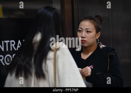 London, Großbritannien. 23. September 2018. Chinesische Mondfest Feier in Chinatown London mit chinesischen Laternen mit chinesischer Musik, Essen & Getränke Großbritannien eingerichtet. 23. September 2018. Bild Capital/Alamy leben Nachrichten Stockfoto